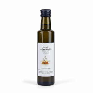Kaltgepresstes Leinöl aus dem Schwarzwald in einer Glasflasche – naturreines, goldgelbes Öl aus genfreiem Saatgut, reich an Omega-3-Fettsäuren.